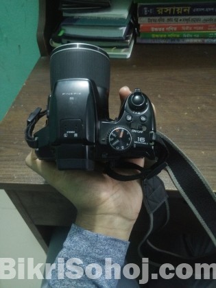 Fujifilm Finepix s8200 with 4x Zoom